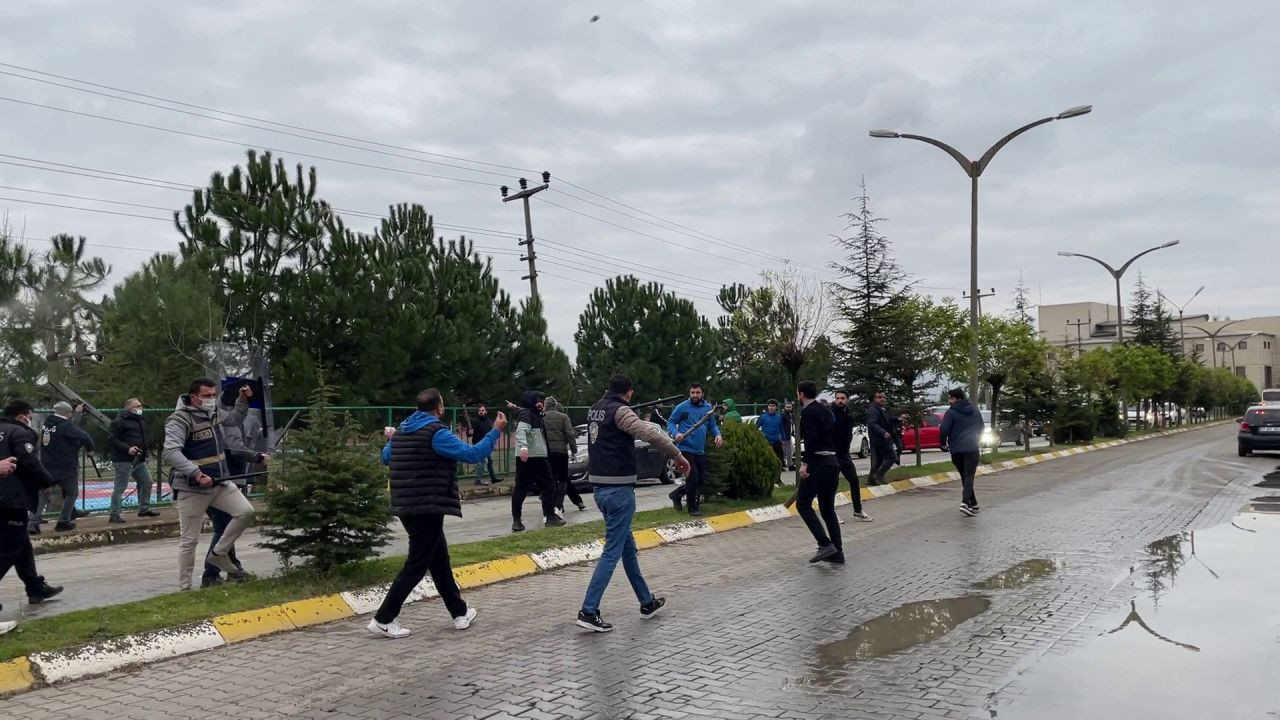 Amatör maçta ortalık savaş alanına döndü! Polis havaya 10 el ateş açtı - Sayfa 12