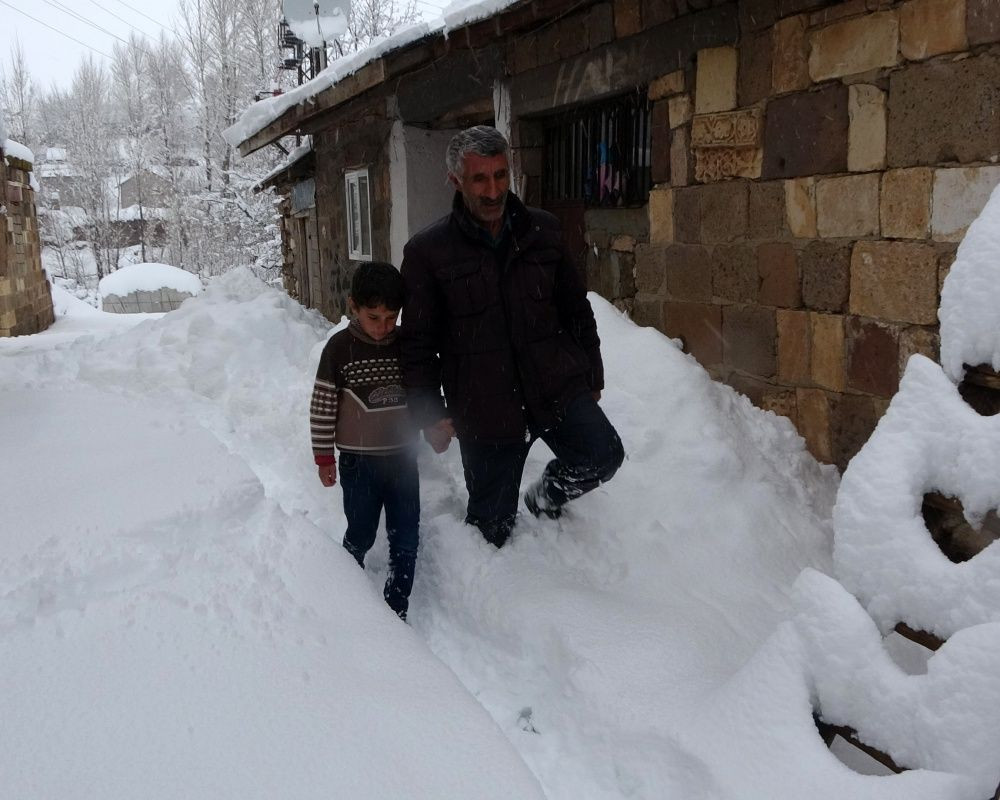 Muş’ta kar kalınlığı 60 santimetreye ulaştı... 1600 rakımlı Yukarıyongalı köyü kara gömüldü - Sayfa 12