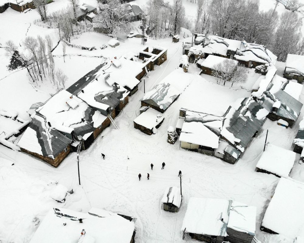 Muş’ta kar kalınlığı 60 santimetreye ulaştı... 1600 rakımlı Yukarıyongalı köyü kara gömüldü - Sayfa 18