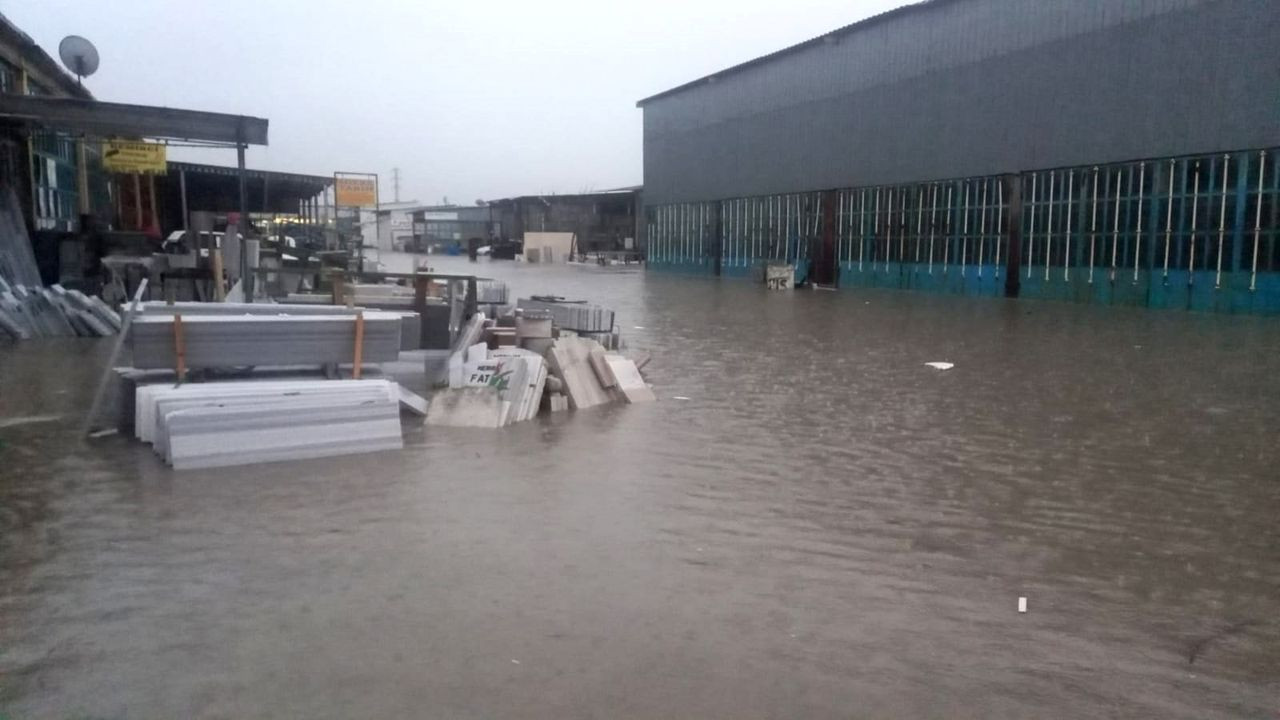 Edirne'de sel felaketi! Yolda kalanlar kepçeyle kurtarıldı, evlerinde mahsur kalanlar da tahliye ediliyor - Sayfa 6