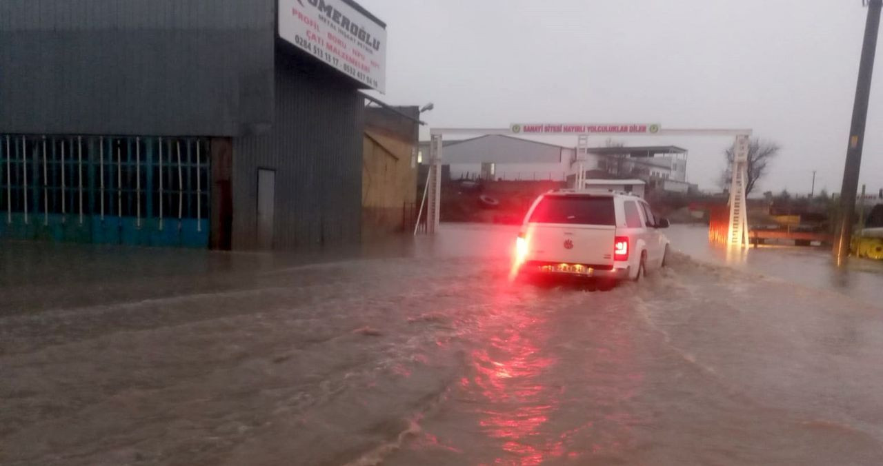 Edirne'de sel felaketi! Yolda kalanlar kepçeyle kurtarıldı, evlerinde mahsur kalanlar da tahliye ediliyor - Sayfa 9