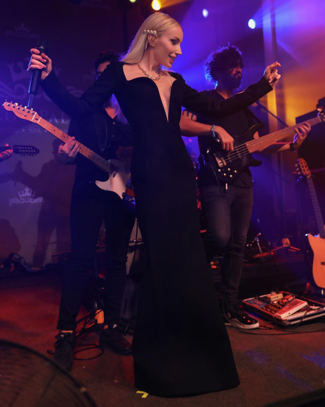 2021'e kıyafetleriyle damga vuran Gülşen yılbaşı gecesi sahne kostümüyle şaşırttı - Sayfa 6