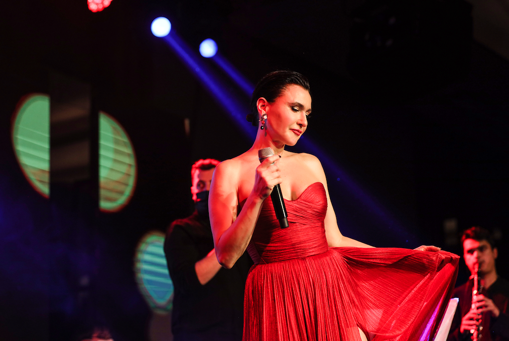 Yasak Elma'nın Ender'i Şevval Sam kırmızı elbisesiyle nefesleri kesti - Sayfa 11