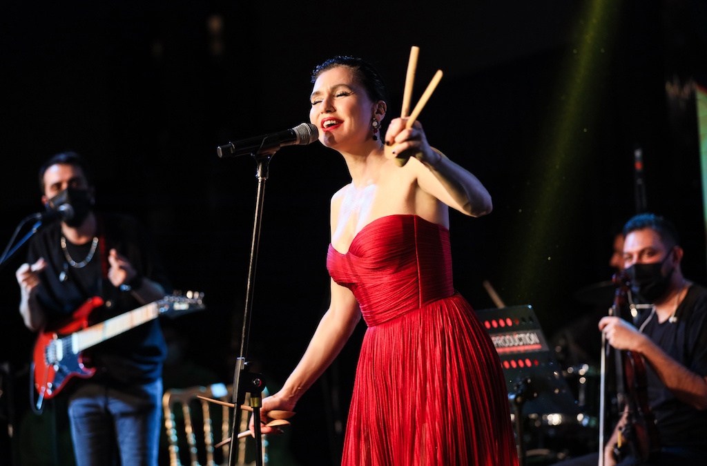 Yasak Elma'nın Ender'i Şevval Sam kırmızı elbisesiyle nefesleri kesti - Sayfa 13