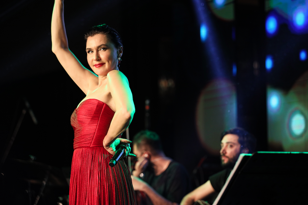 Yasak Elma'nın Ender'i Şevval Sam kırmızı elbisesiyle nefesleri kesti - Sayfa 10