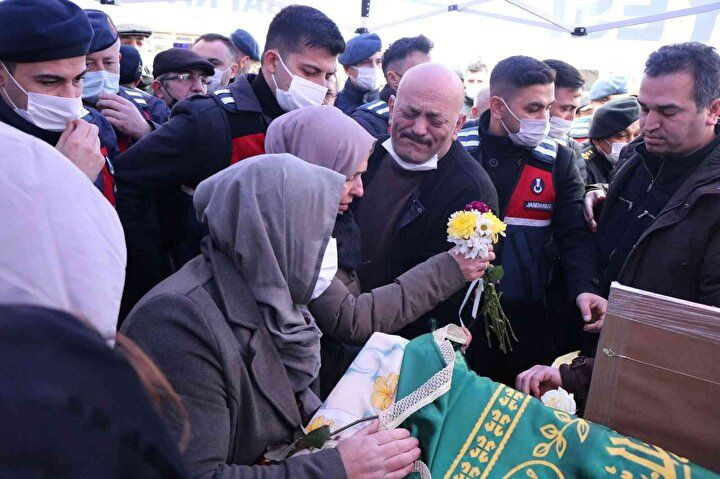 Avukat Dilara'nın acılı annesinden cenazede yürek burkan sözler: Eceline mi aşık oldun tatlı kızım! - Sayfa 19