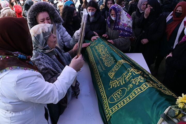 Avukat Dilara'nın acılı annesinden cenazede yürek burkan sözler: Eceline mi aşık oldun tatlı kızım! - Sayfa 17