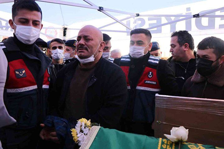 Avukat Dilara'nın acılı annesinden cenazede yürek burkan sözler: Eceline mi aşık oldun tatlı kızım! - Sayfa 15