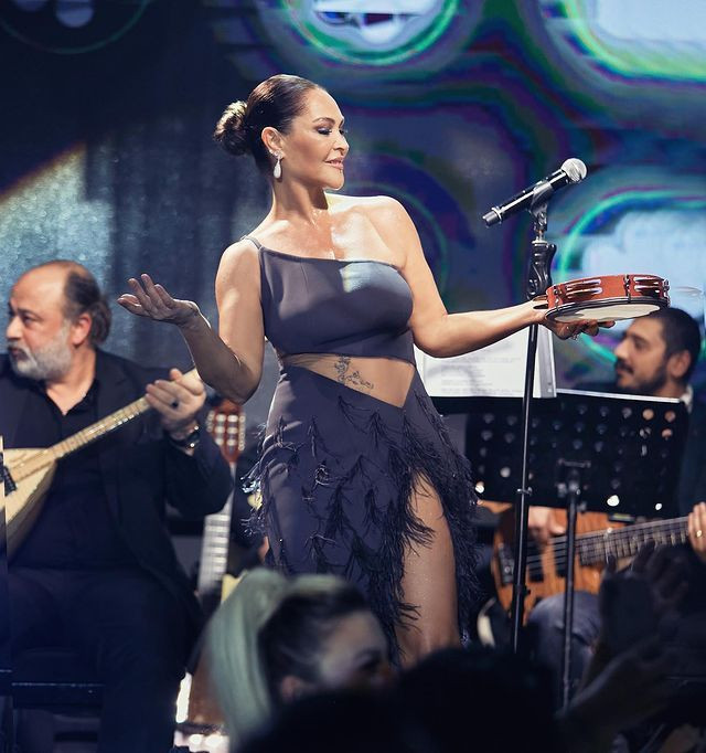 Kural bozmadı! Fit haliyle dikkat çeken Hülya Avşar'ın siyah sahne şıklığı... - Sayfa 9