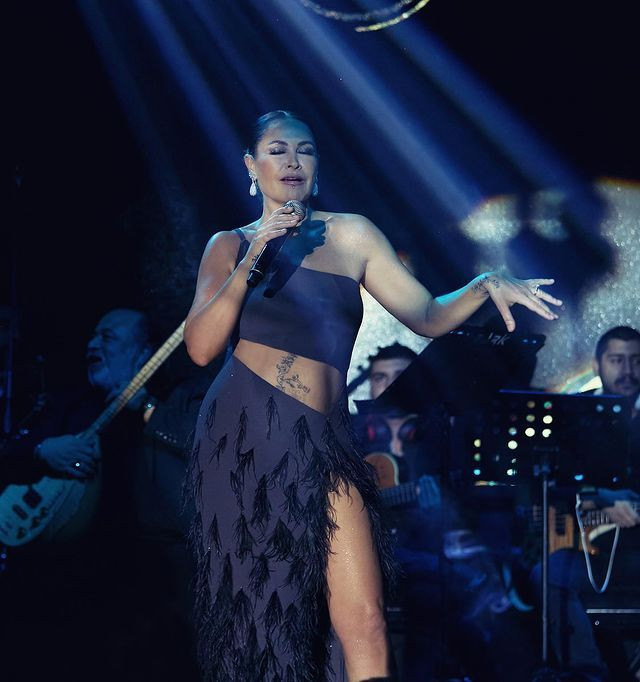 Kural bozmadı! Fit haliyle dikkat çeken Hülya Avşar'ın siyah sahne şıklığı... - Sayfa 10