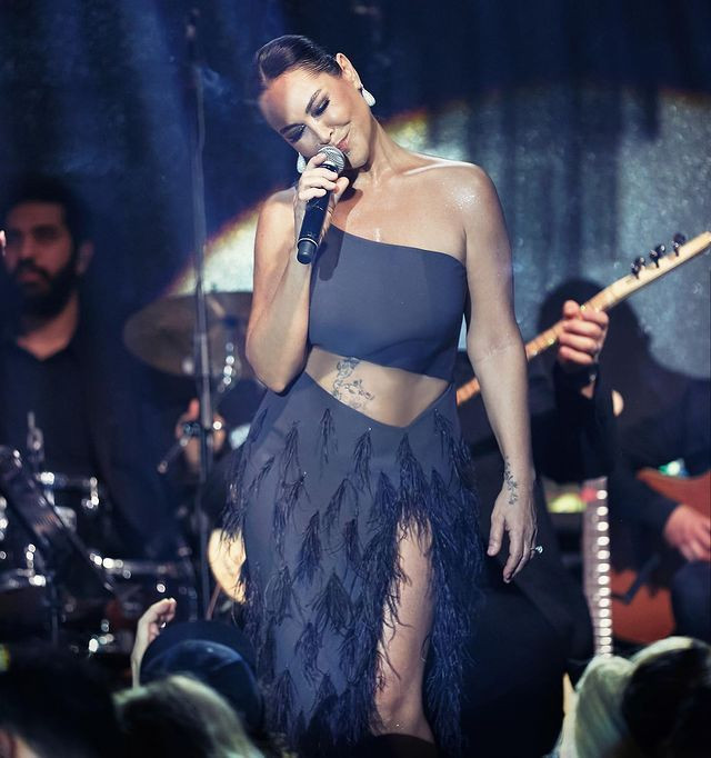 Kural bozmadı! Fit haliyle dikkat çeken Hülya Avşar'ın siyah sahne şıklığı... - Sayfa 13