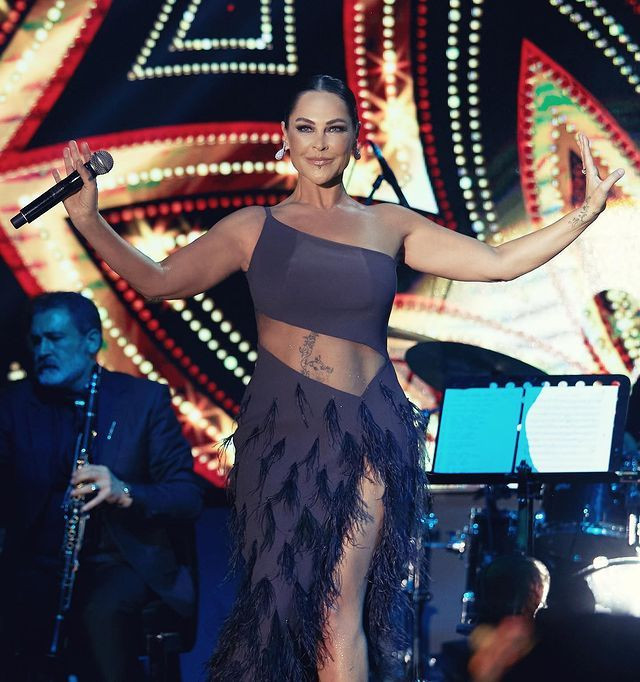 Kural bozmadı! Fit haliyle dikkat çeken Hülya Avşar'ın siyah sahne şıklığı... - Sayfa 15