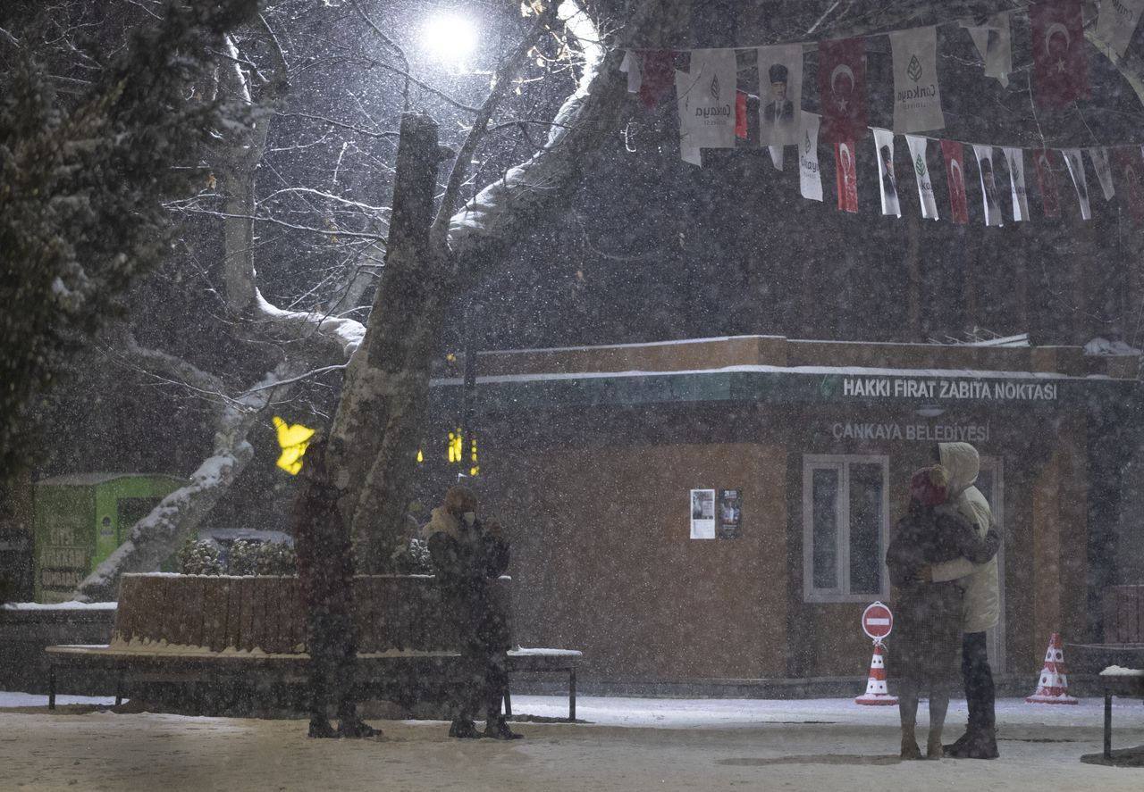 Ankara'da kar etkili oldu, Kuğulu Park'taki fıskiyeler bile dondu - Sayfa 11
