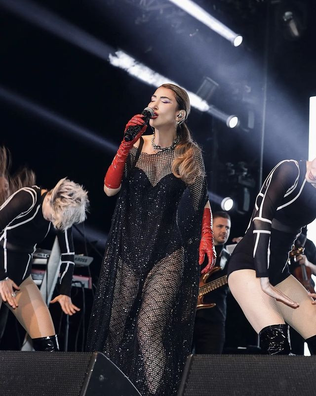 Ayak parmağını kıran Hande Yener sahneye tekerlekli sandalye ve bastonla çıktı - Sayfa 5