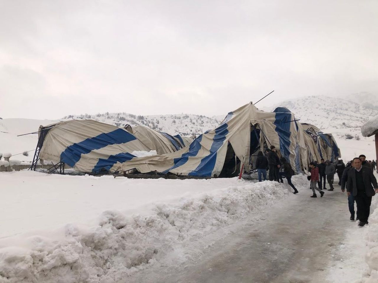 Karla dolan çatı, halı sahada oynayan çocukların üzerine düştü! - Sayfa 5
