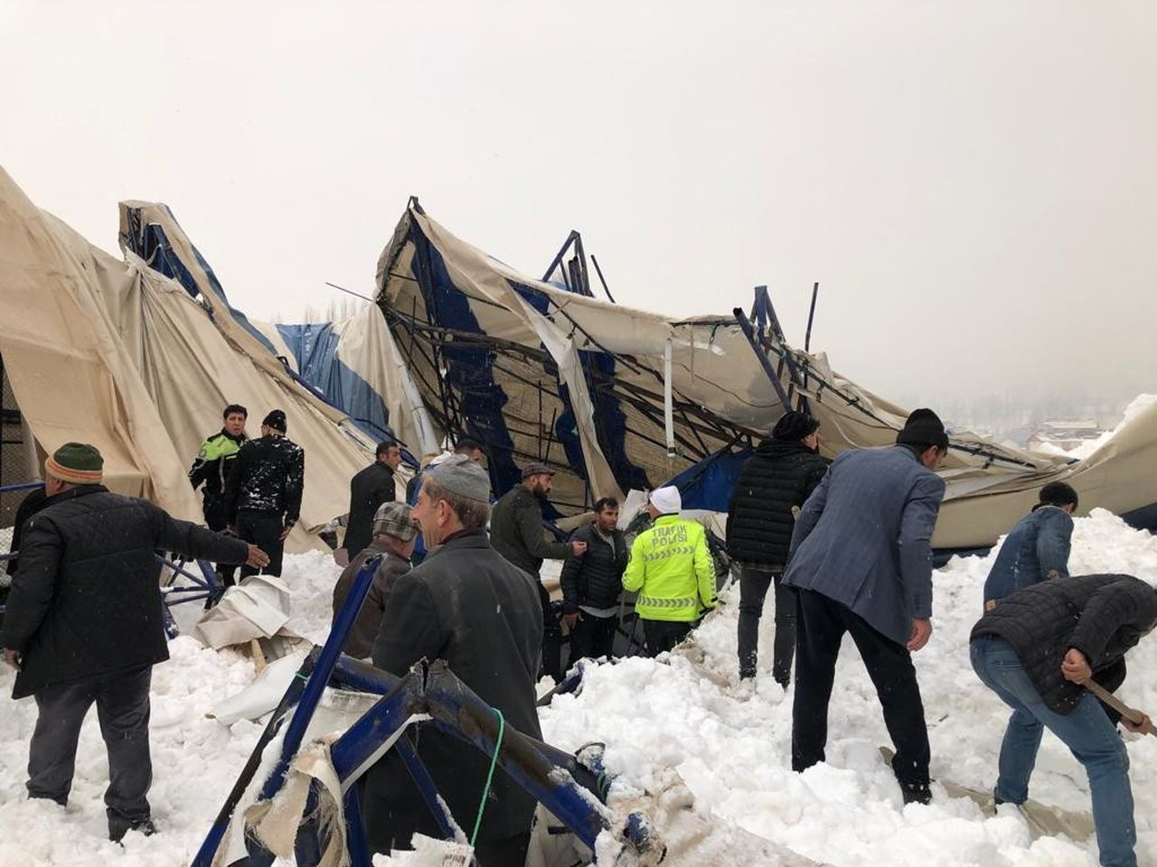 Karla dolan çatı, halı sahada oynayan çocukların üzerine düştü! - Sayfa 6