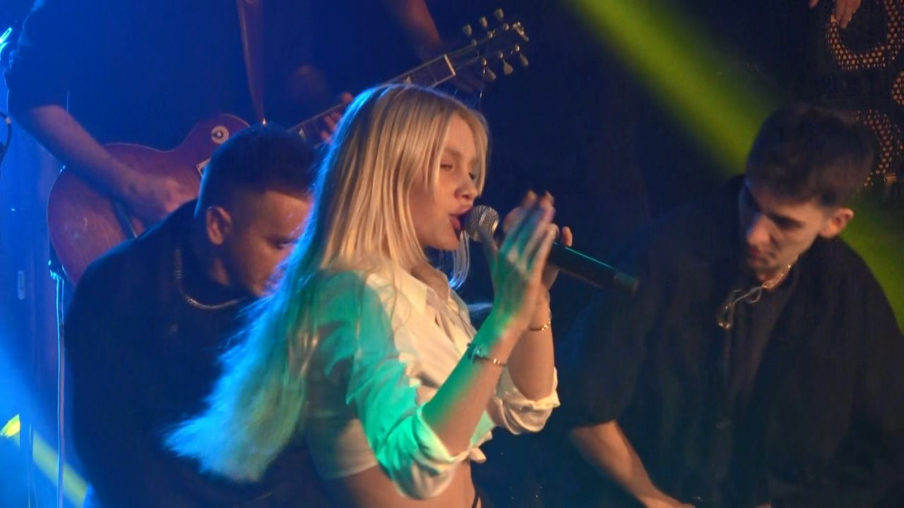 Mini etekle sahneye çıkan Aleyna Tilki'nin dans performansına eleştiri yağdı - Sayfa 15