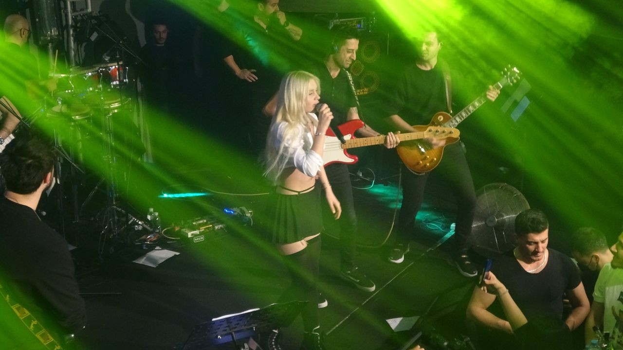 Mini etekle sahneye çıkan Aleyna Tilki'nin dans performansına eleştiri yağdı - Sayfa 8