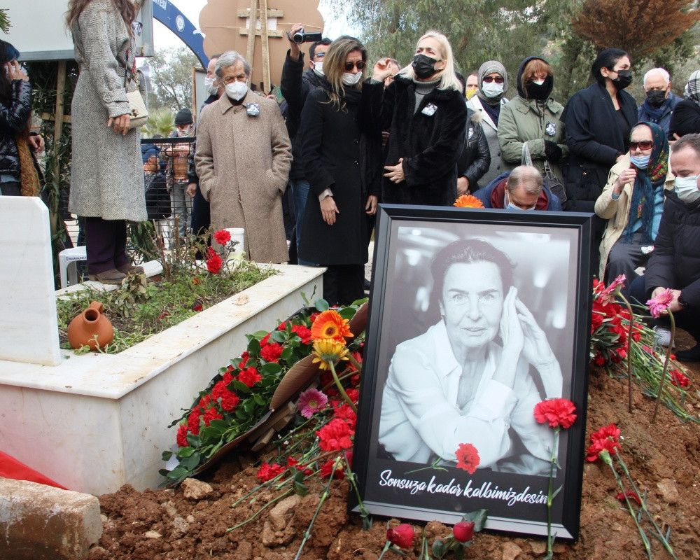 2022 yılı acı kayıplarla başladı... İşte bu yıl hayatını kaybeden ünlü isimler - Sayfa 15