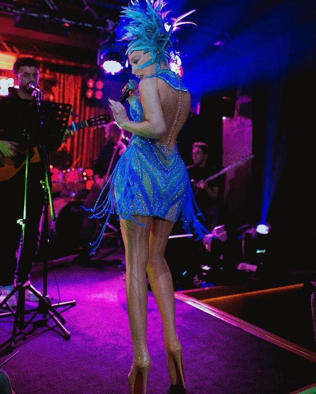 Sahnelere dönen Lerzan Mutlu cesur kostümleriyle görenleri büyüledi - Sayfa 7