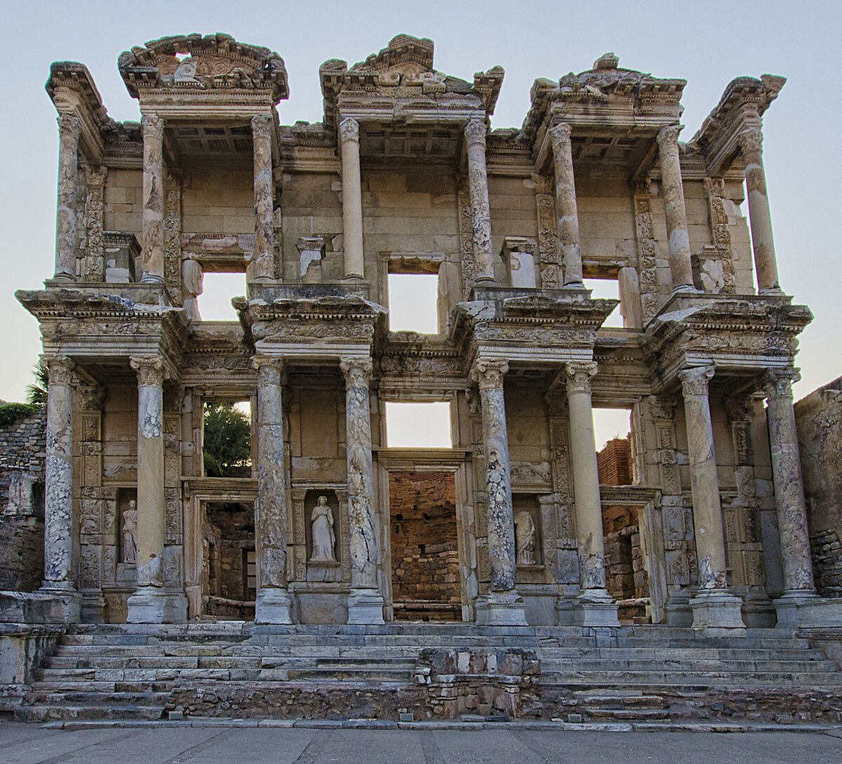 Türkiye sınırları içinde mutlaka görülmesi gereken tarihi yerlerden biri: Efes Antik Kenti - Sayfa 9