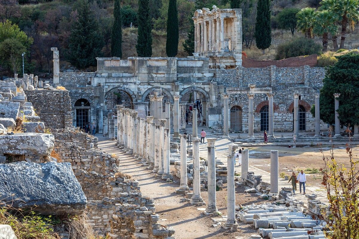 Türkiye sınırları içinde mutlaka görülmesi gereken tarihi yerlerden biri: Efes Antik Kenti - Sayfa 13