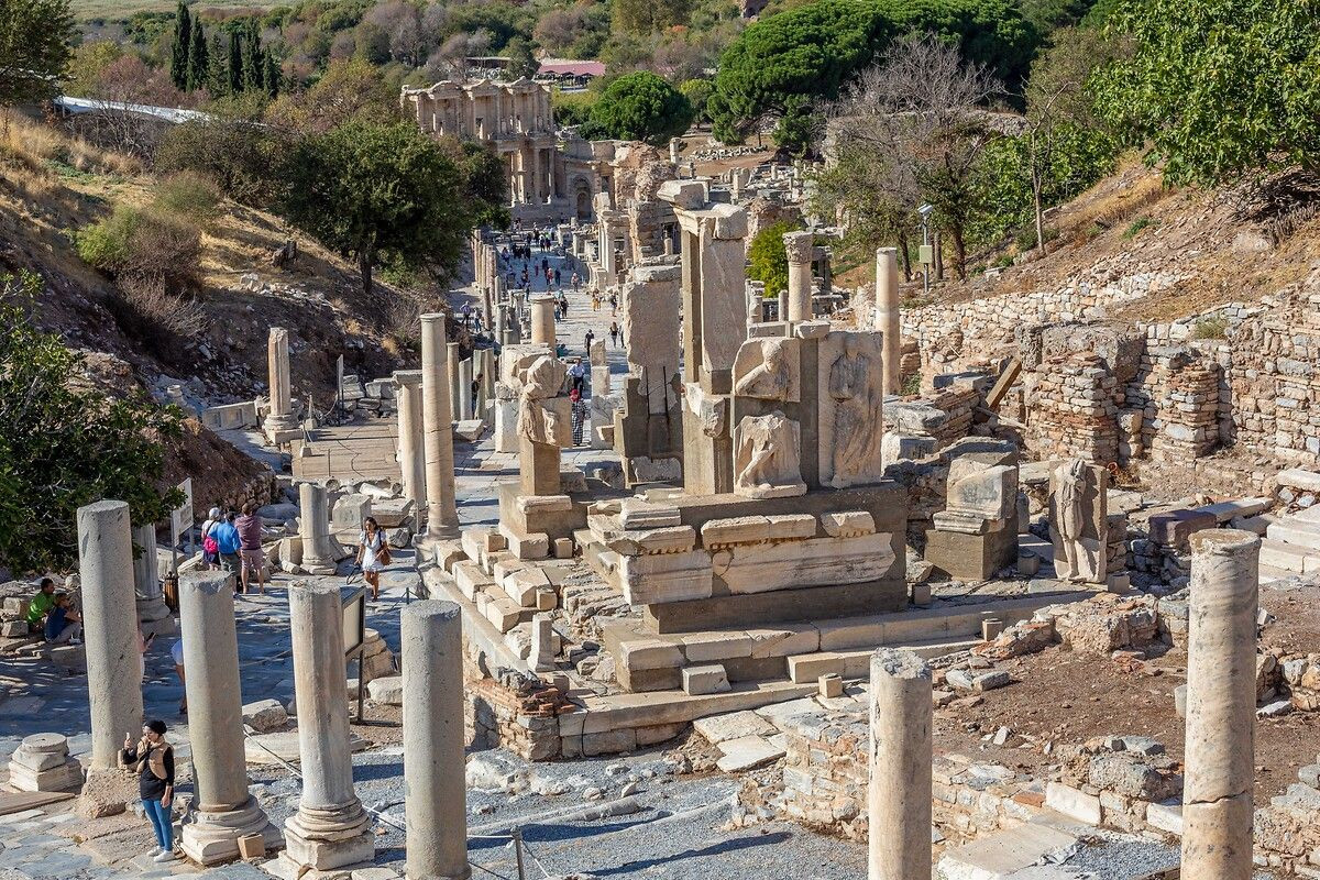 Türkiye sınırları içinde mutlaka görülmesi gereken tarihi yerlerden biri: Efes Antik Kenti - Sayfa 19