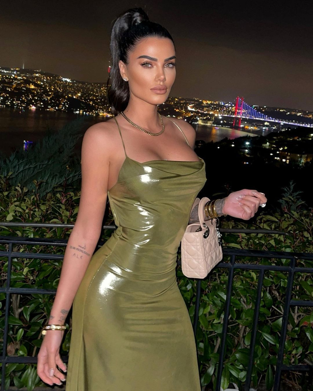 Berdan Mardini'nin sevgilisi Morena Taraku'nun dekolteli pozları nefesleri kesti - Sayfa 14