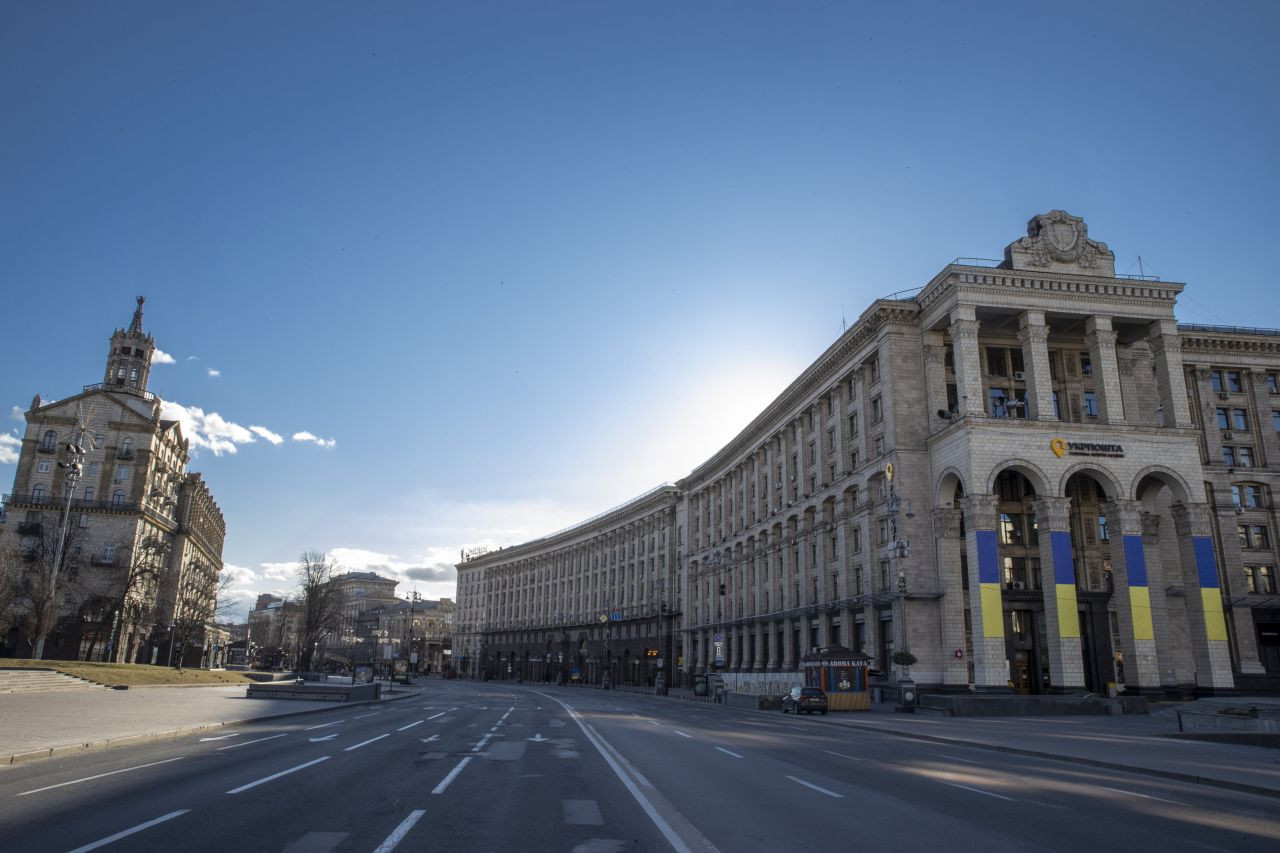 Sokağa çıkma yasağı ilan edilen Kiev'de cadde ve sokaklar bomboş! - Sayfa 13