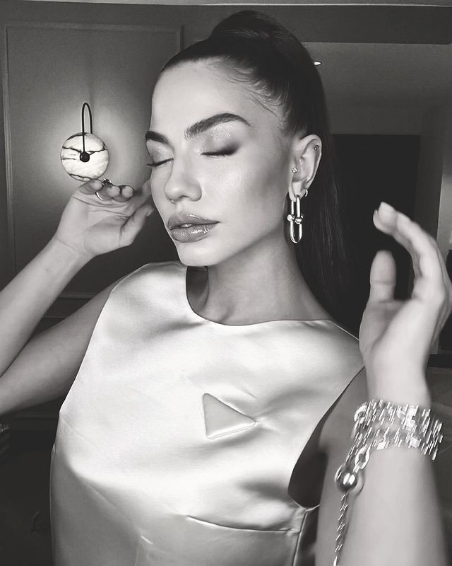 Demet Özdemir'in olay elbisesinin fiyatı dudak uçuklattı! İşte kombini için ödediği ücret - Sayfa 6