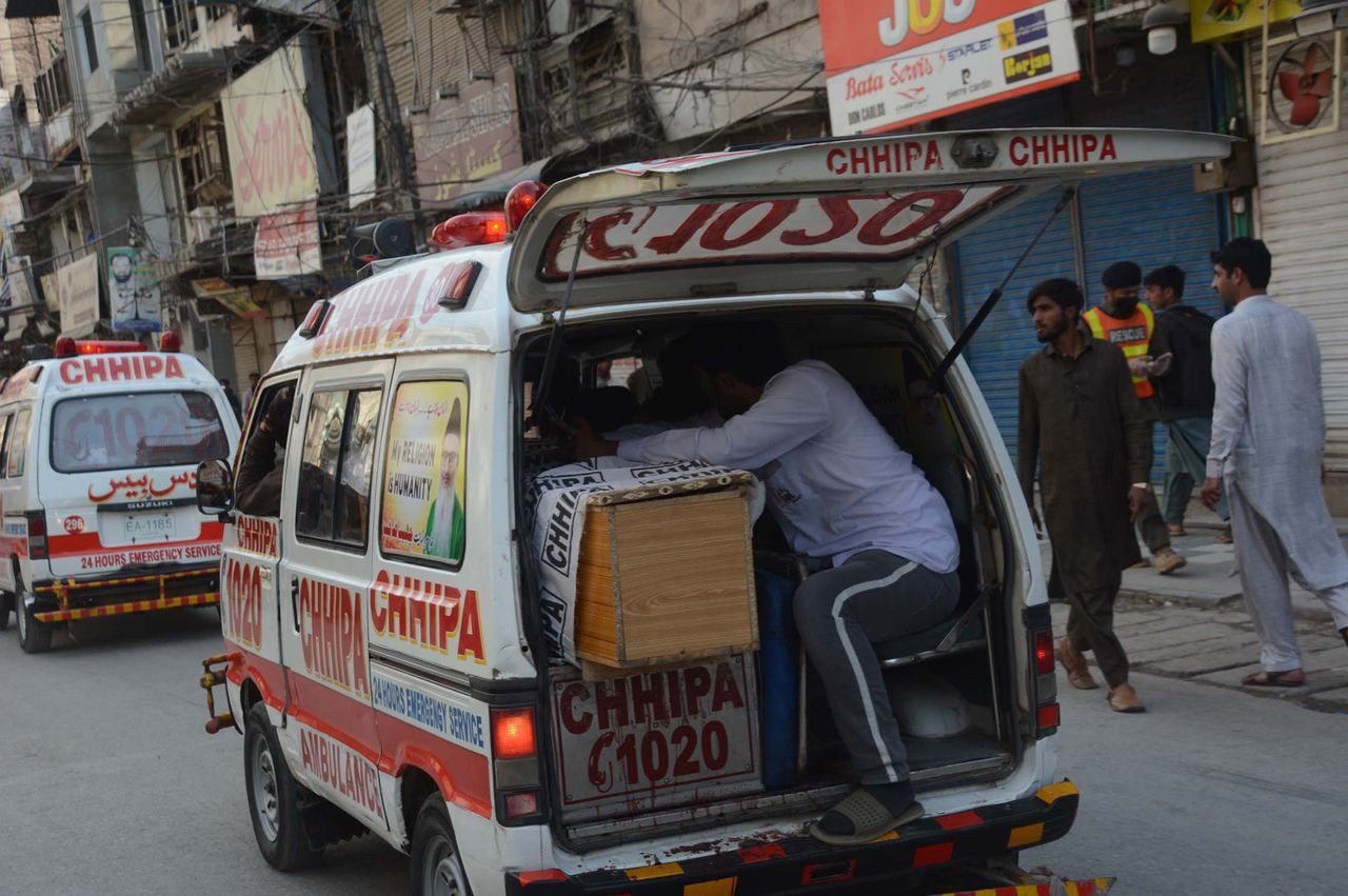Pakistan'da acı bilanço! Camiye bombalı saldırıda 56 ölü, 194 yaralı - Sayfa 9