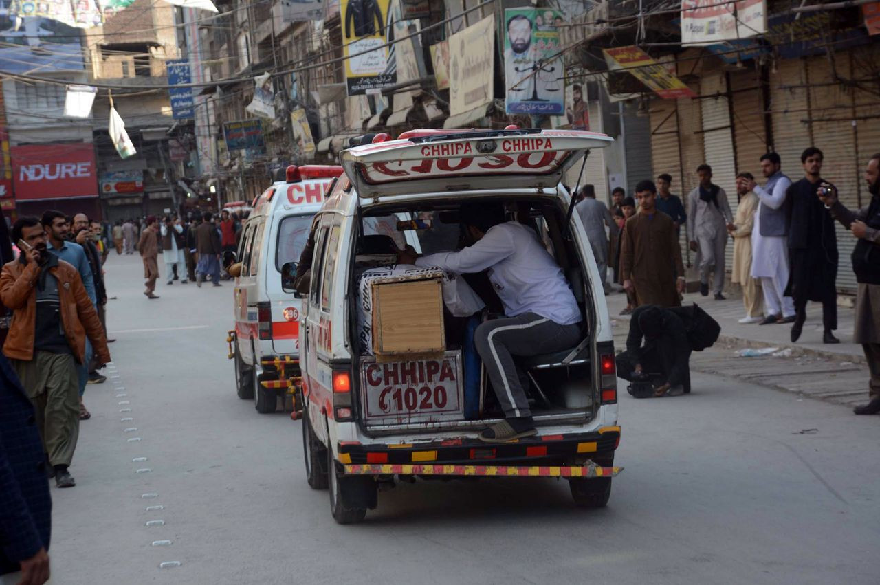 Pakistan'da acı bilanço! Camiye bombalı saldırıda 56 ölü, 194 yaralı - Sayfa 10