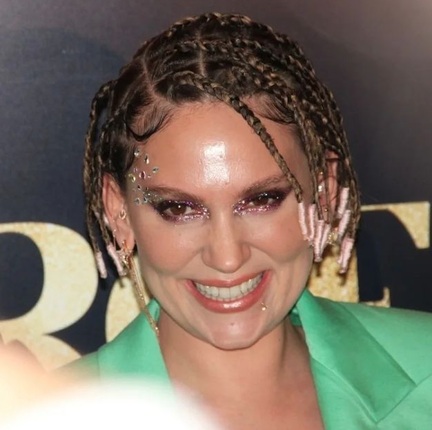 Farah Zeynep Abdullah, Bergen filminin galasında giydiği kıyafetine gelen eleştirilere yanıt verdi - Sayfa 5