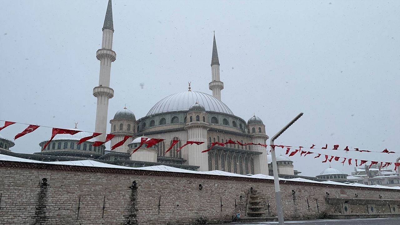 Beklenen kar geldi, İstanbul beyaza büründü... İşte o anlar - Sayfa 8