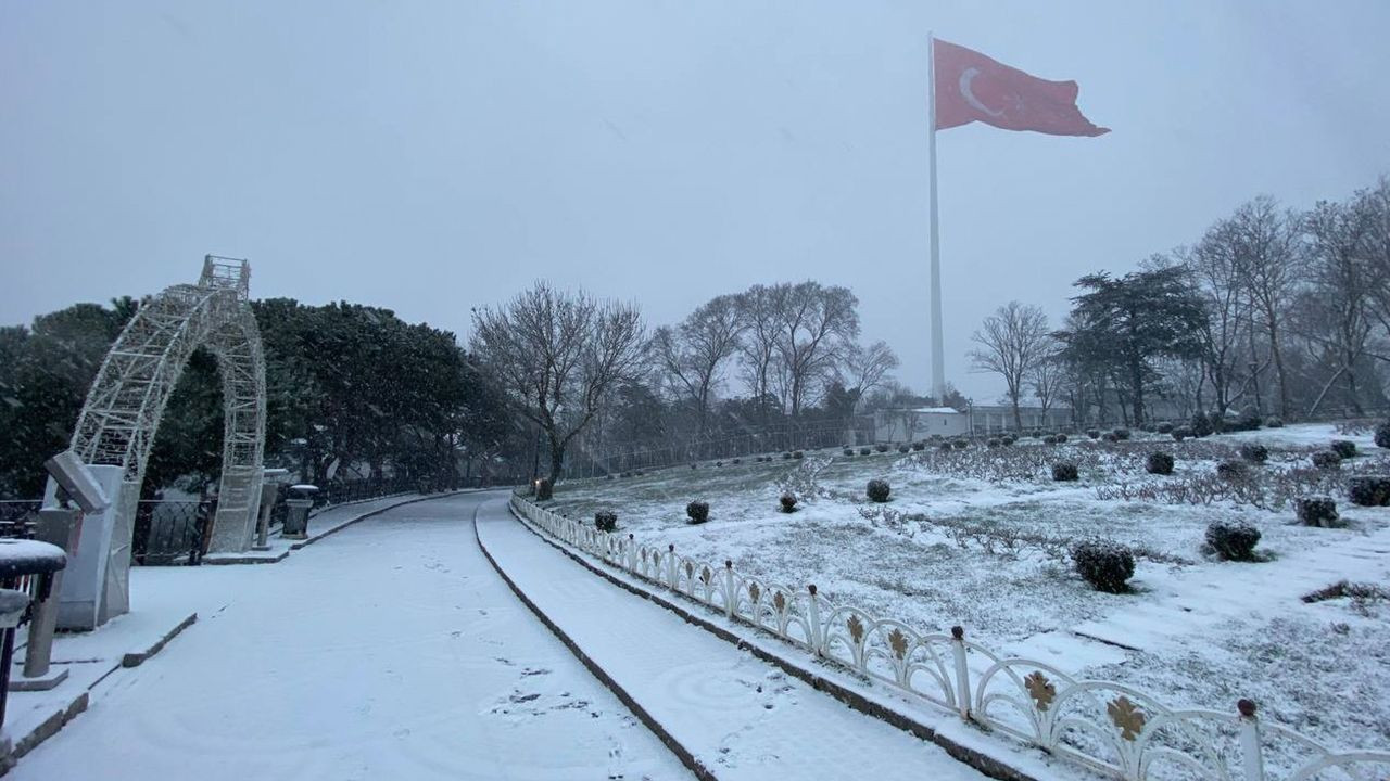 Beklenen kar geldi, İstanbul beyaza büründü... İşte o anlar - Sayfa 5