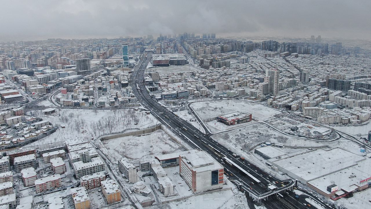 Beklenen kar geldi, İstanbul beyaza büründü... İşte o anlar - Sayfa 12