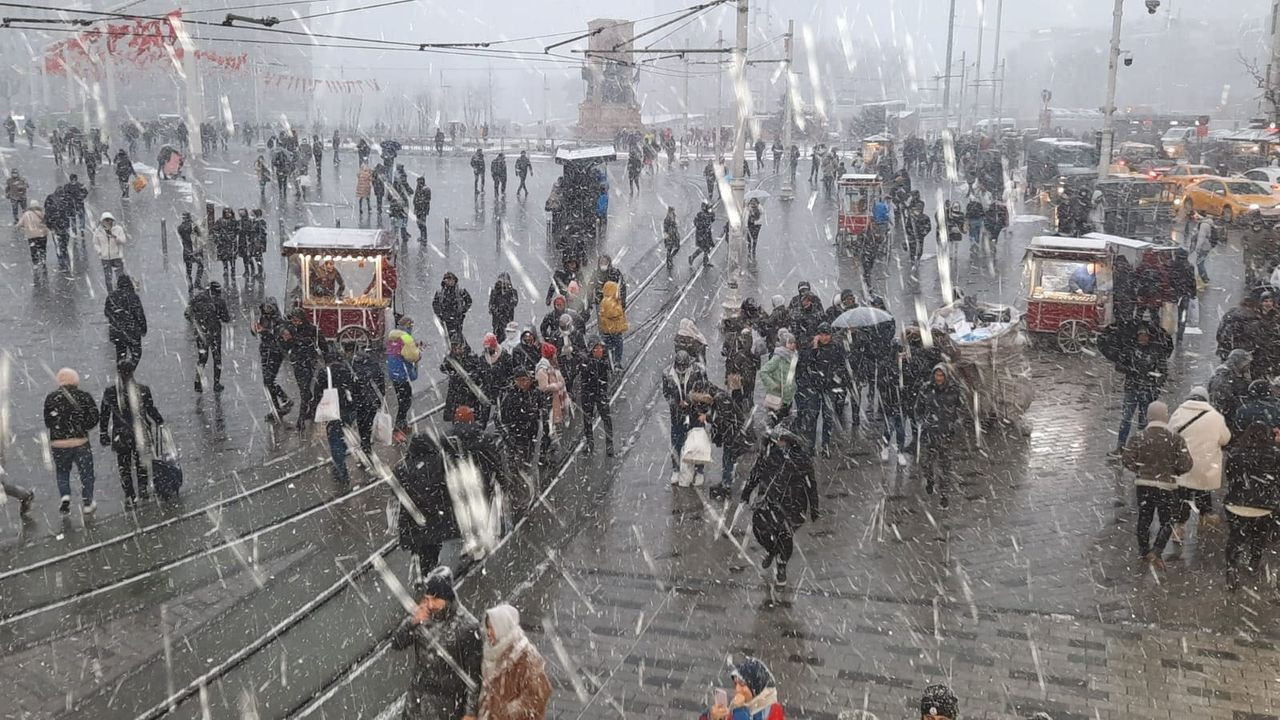 Taksim'de lapa lapa kar! Yağış şiddetini artırıyor - Sayfa 5