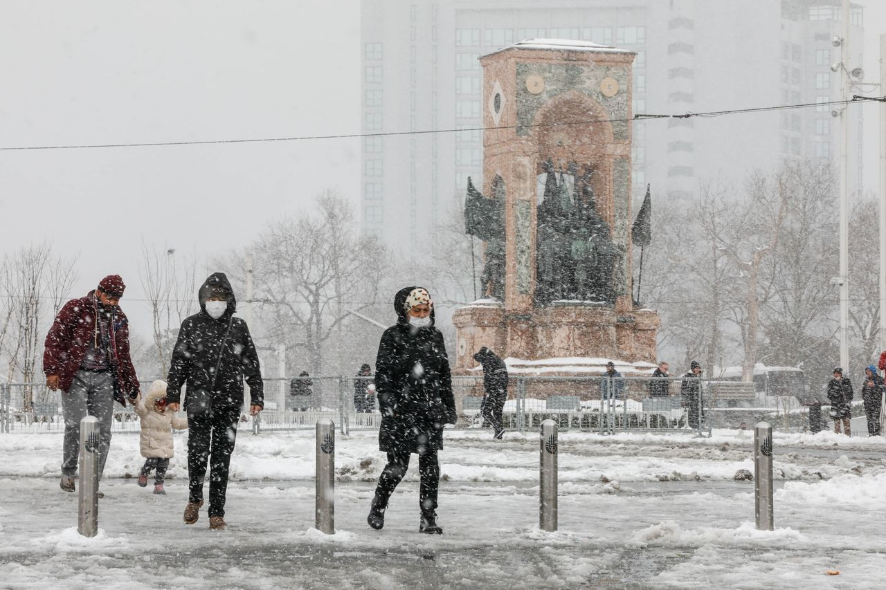 Taksim'de lapa lapa kar! Yağış şiddetini artırıyor - Sayfa 7