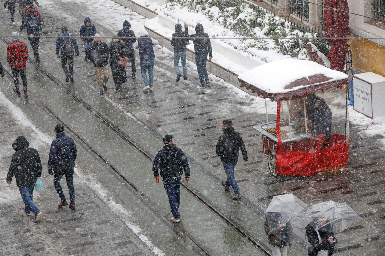 Taksim'de lapa lapa kar! Yağış şiddetini artırıyor - Sayfa 9