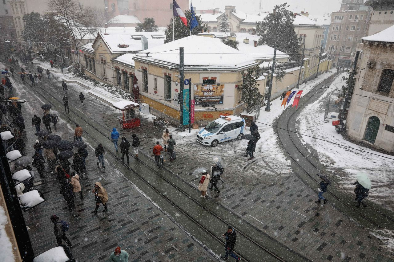 Taksim'de lapa lapa kar! Yağış şiddetini artırıyor - Sayfa 10
