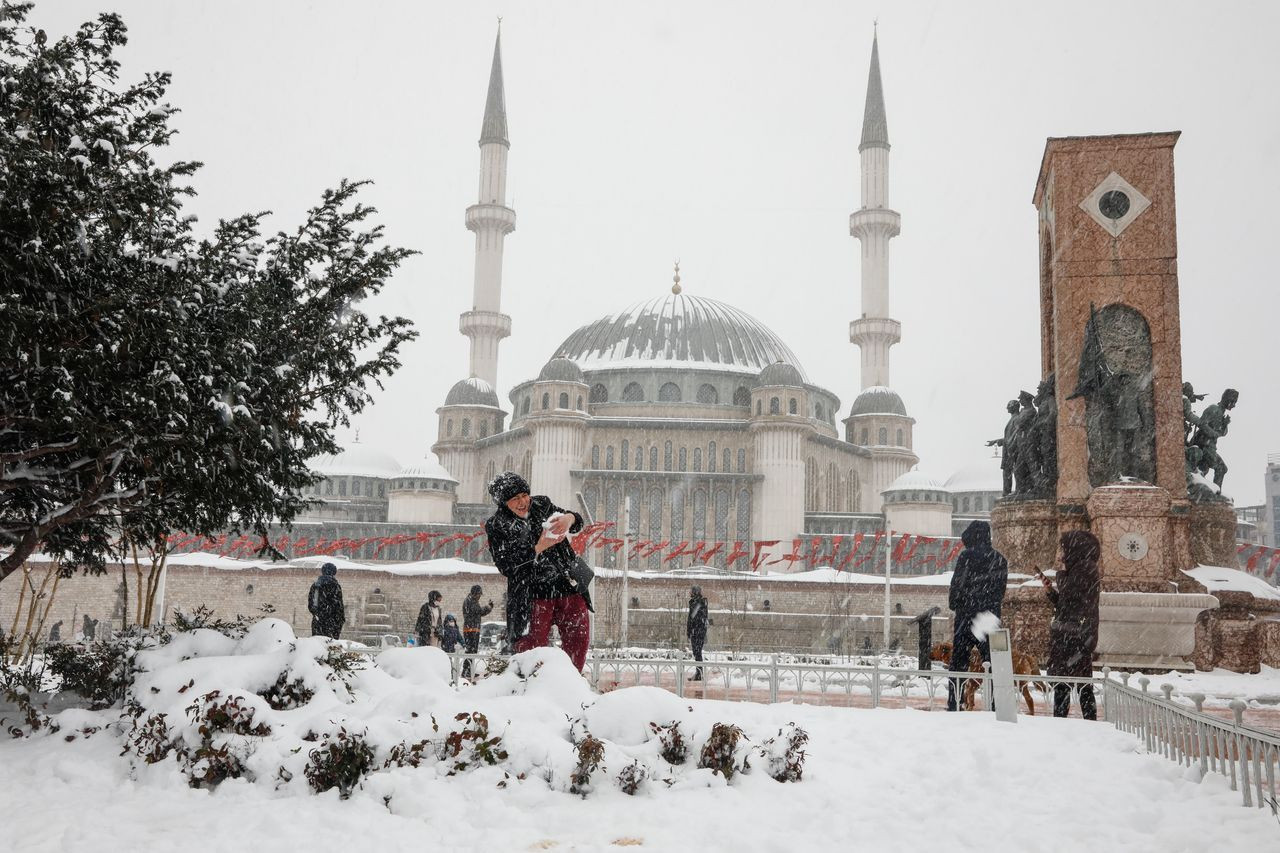 Taksim'de lapa lapa kar! Yağış şiddetini artırıyor - Sayfa 8