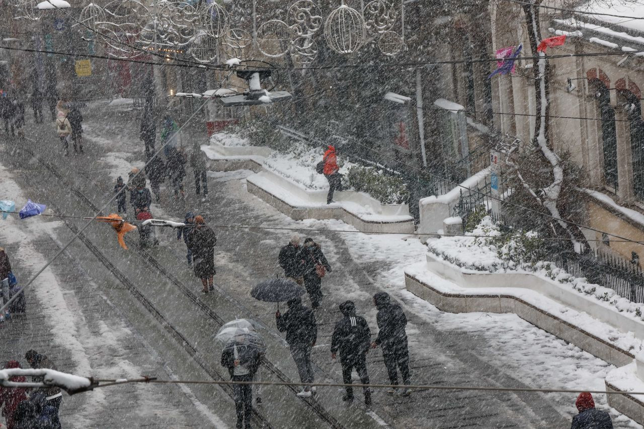Taksim'de lapa lapa kar! Yağış şiddetini artırıyor - Sayfa 6