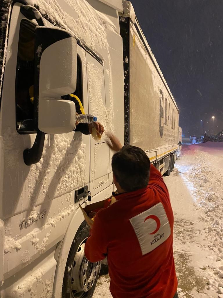 Bolu'da bekletilen kamyon ve tırların sürücülerine kumanya dağıtılıyor - Sayfa 5