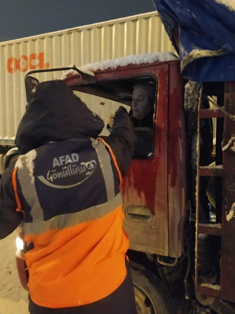Bolu'da bekletilen kamyon ve tırların sürücülerine kumanya dağıtılıyor - Sayfa 6