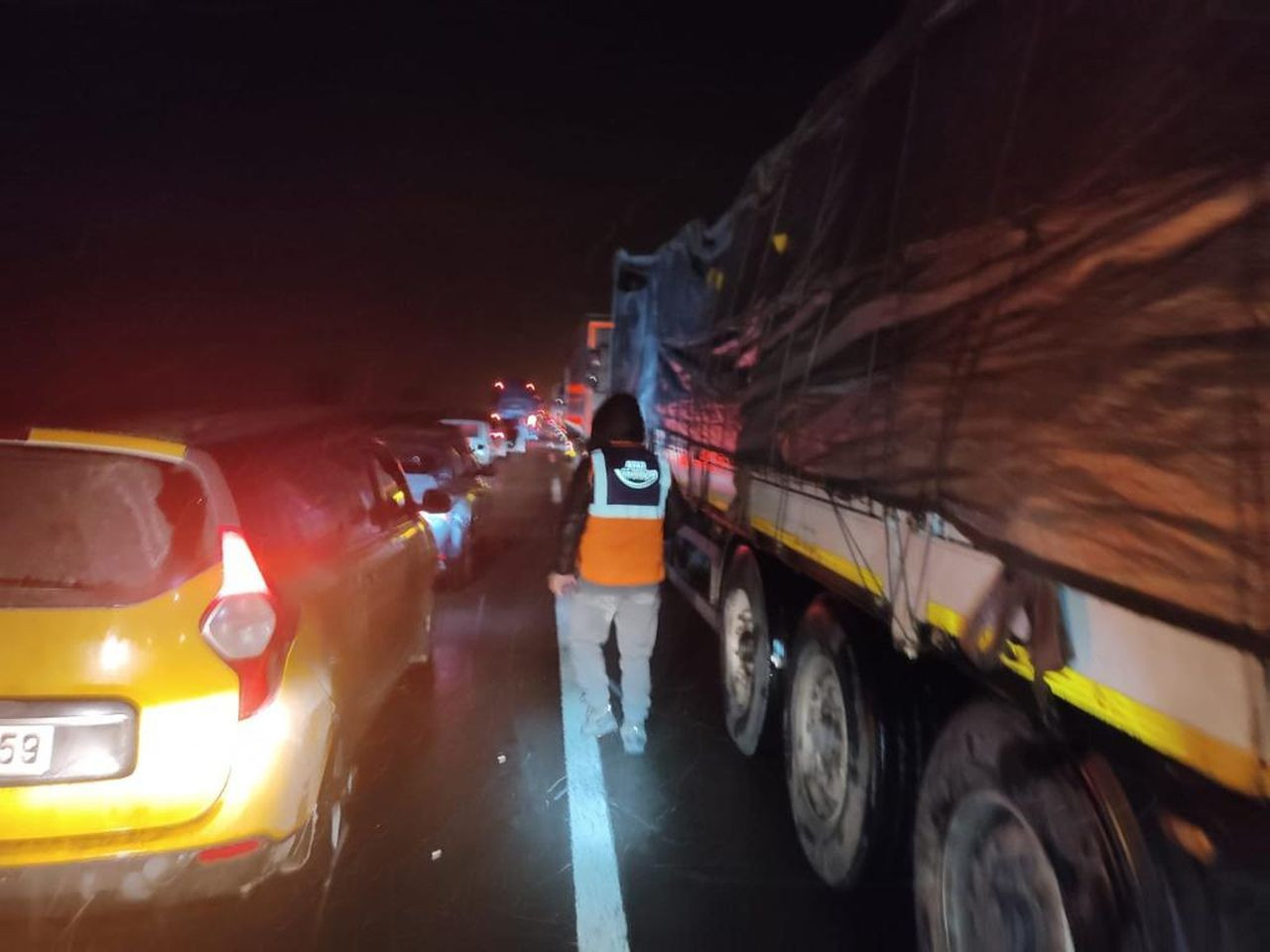 Bolu'da bekletilen kamyon ve tırların sürücülerine kumanya dağıtılıyor - Sayfa 7