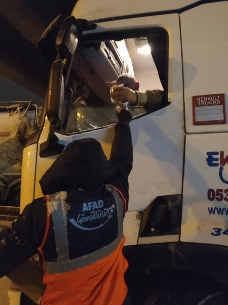 Bolu'da bekletilen kamyon ve tırların sürücülerine kumanya dağıtılıyor - Sayfa 8