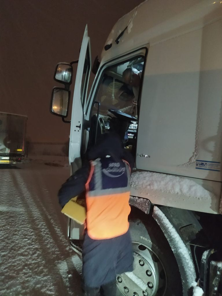 Bolu'da bekletilen kamyon ve tırların sürücülerine kumanya dağıtılıyor - Sayfa 9