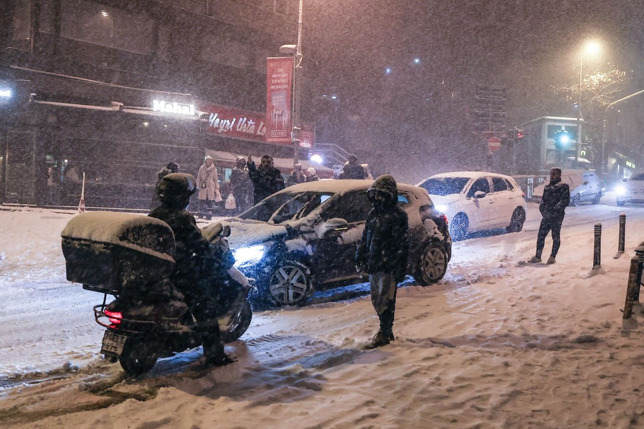 İstanbul'da kar etkisini artırarak devam ediyor! İşte kar manzaraları... - Sayfa 7