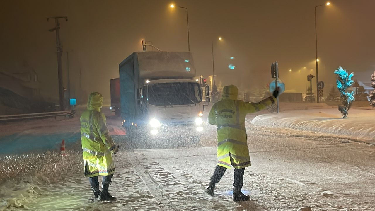 Ulaşıma yoğun kar ve tipi engeli! Kar yağışının vurduğu yollarda son durum - Sayfa 6