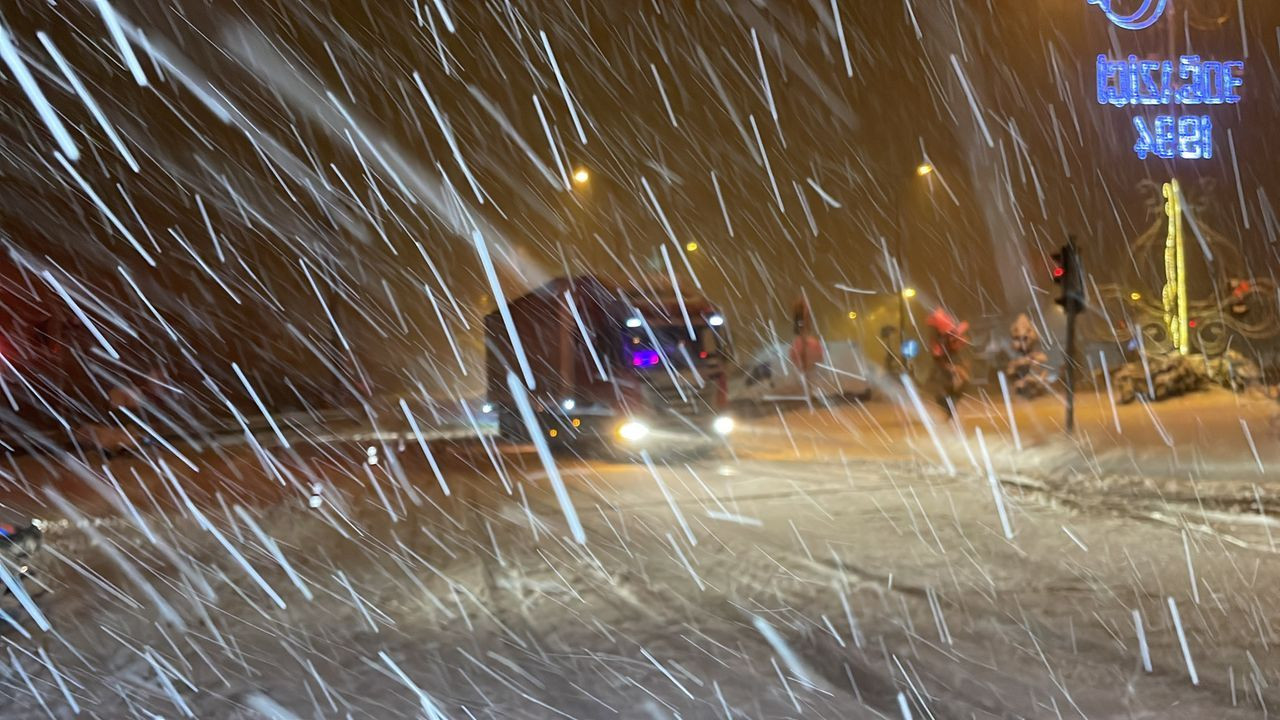 Ulaşıma yoğun kar ve tipi engeli! Kar yağışının vurduğu yollarda son durum - Sayfa 9